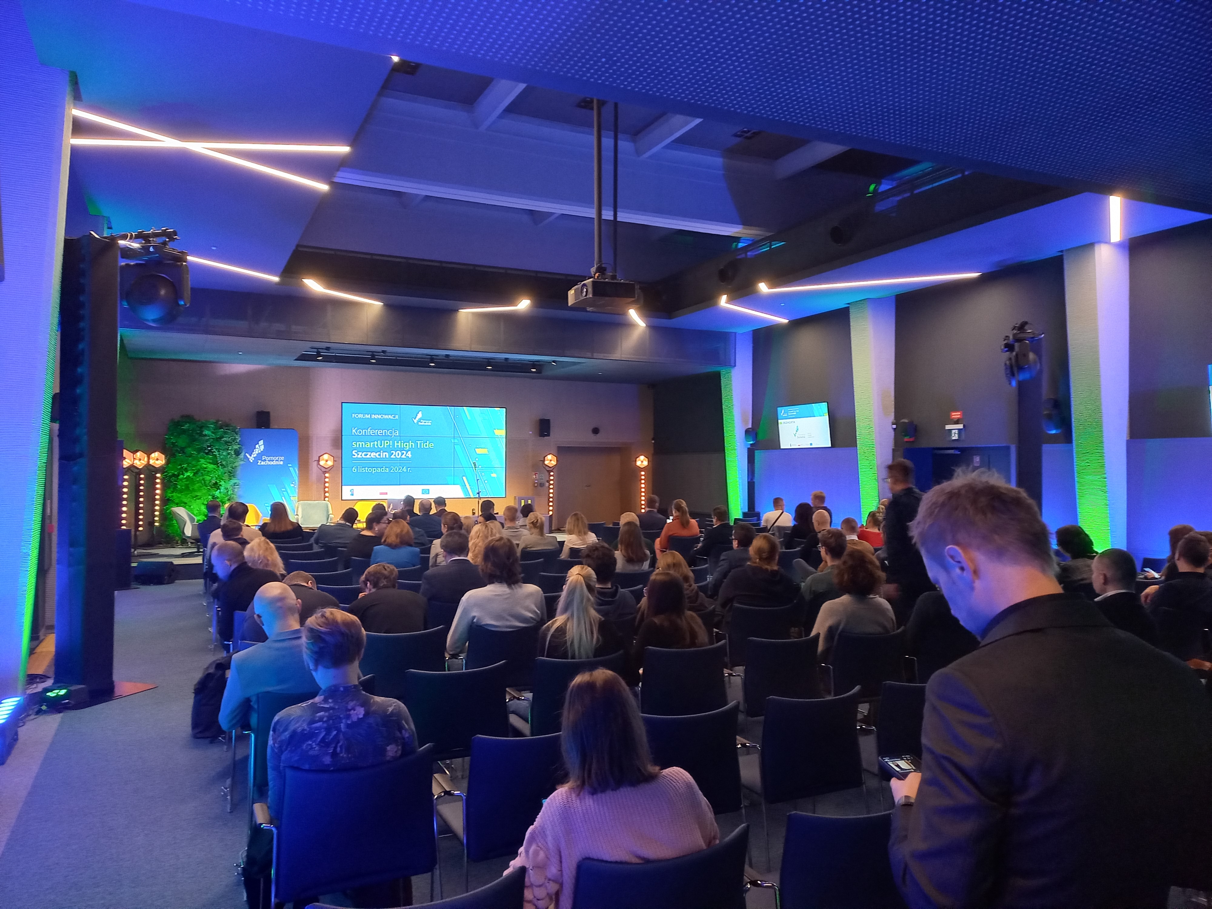 zdjęcie przedstawia salę wypełnioną uczestnikami konferencji SmartUp