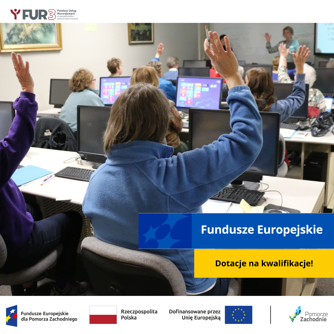 Od lewej strony widnieją loga: Fundusze Europejskie dla Pomorza Zachodniego; Flaga Rzeczpospolitej Polskiej;  flaga Unii Europejskiej z dopiskiem Dofinansowane przez Unię Europejską, pionowa kreska, logotyp województwa zachodniopomorskiego. Grafika przedstawia osoby na szkoleniu siedzące przed komputerami i podnoszące prawą rękę do góry