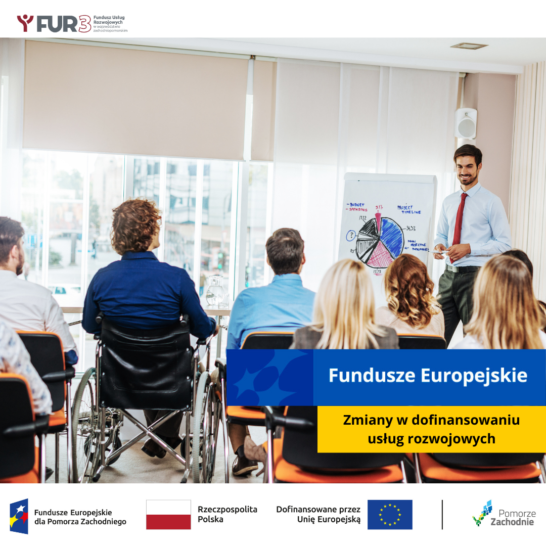 grafika przedstawiająca sale szkoleniową, uczestników szkoleń siedzących tyłem, w tym osobę na wózku inwalidzkim oraz prowadzącego. Grafika zawiera również Informację o zmianie w dofinansowaniu usług rozwojowych znajdująca się na żółtym tle. Widoczny jest również motyw przewodni marki - Fundusze Europejskie, logotyp FUR3 oraz ciąg logotypów: Fundusze Europejskie dla Pomorza Zachodniego, flaga Polski Rzeczpospolita Polska, flaga Unii Europejskiej Dofinansowane przez Unię Europejską, logo województwa zachodniopomorskiego.