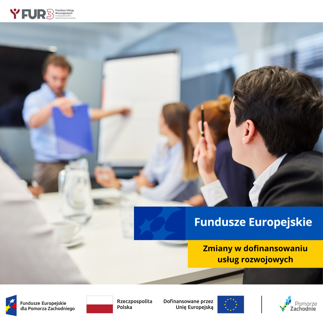 Zdjęcie przedstawiające trzy osoby uczące się oraz prowadzącego zajęcia stojącego przy flipcharcie. Logotypy: Fundusze Europejskie dla Pomorza Zachodniego, Barwy Rzeczpospolitej Polskiej, informacja o Dofinansowaniu przez Unię Europejską wraz z Flagą Unii Europejskiej, pionowa czarna linia oddzielająca, logo Pomorze Zachodnie. Znak Fundusze Europejskie oraz informacja - Zmiany w dofinansowaniu usług rozwojowych.