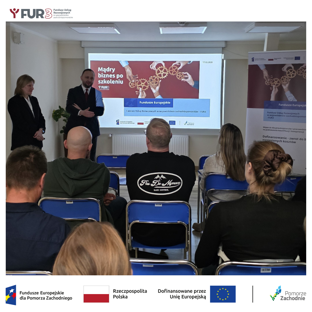 sala z przedsiębiorcami biorącymi udział w spotkaniu informacyjnym w PUP Police